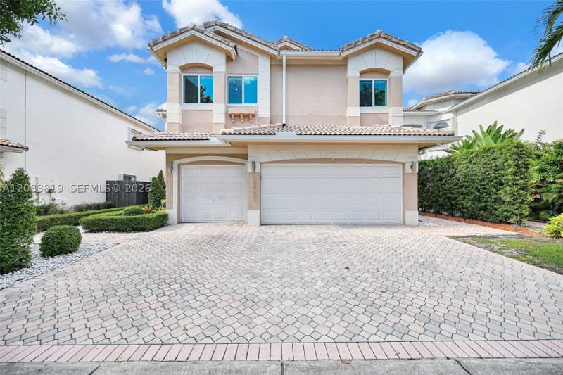 5 bedroom SingleFamilyResidence at 10957 NW 73rd Ter, Doral Isles St Croix, Doral — photo 2