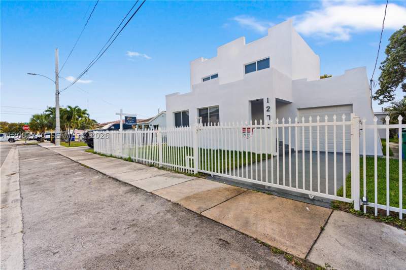 5 bedroom SingleFamilyResidence at 1274 NW 55th Ter, Orchard Villa, Miami — photo 3