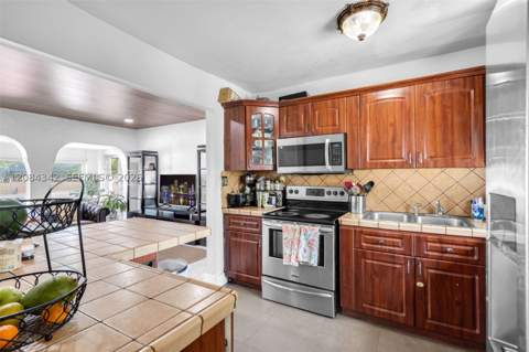 1116 Opa Locka Blvd, Miami FL - photo 9 of 33