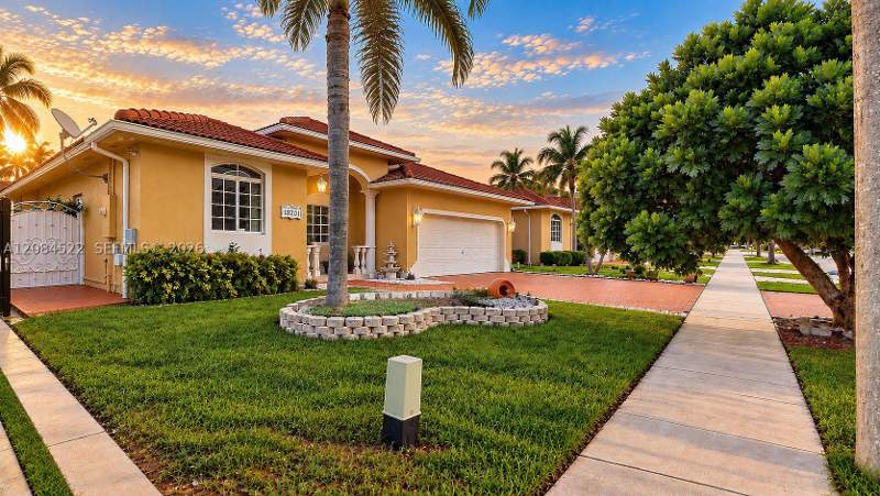 3 bedroom SingleFamilyResidence at 18201 SW 144th Ct, Fc Sub, Miami — photo 2