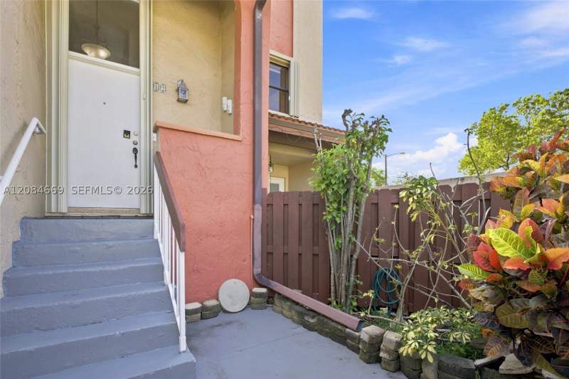 2 bedroom Condominium at 9905 NW 9th St Cir 12-21, Windsong Lakes Condo, Miami — photo 2