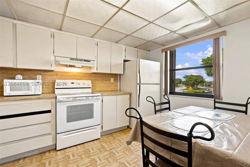 2 bedroom Condominium at 9905 NW 9th St Cir 12-21, Windsong Lakes Condo, Miami — photo 4
