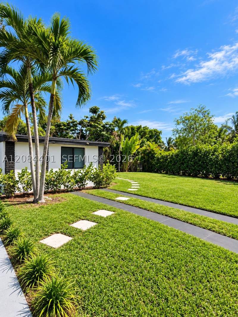 5 bedroom SingleFamilyResidence at 930 NE 163rd St, Carl Byoir, North Miami Beach — photo 2
