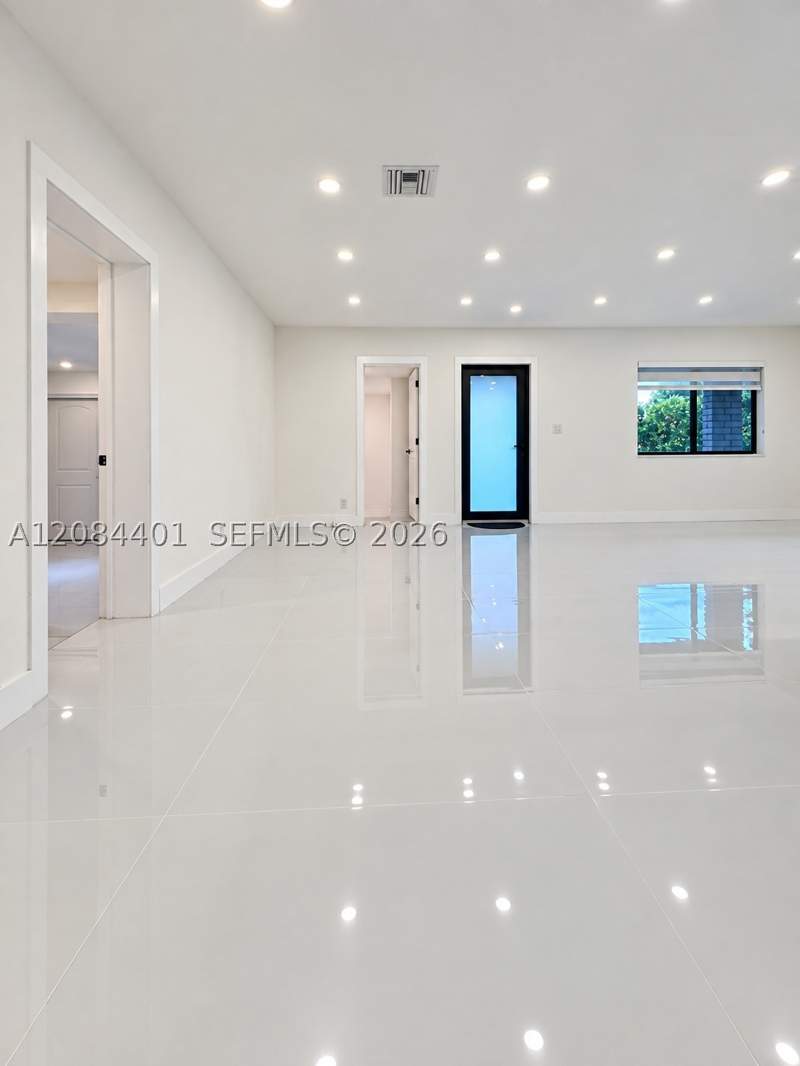 5 bedroom SingleFamilyResidence at 930 NE 163rd St, Carl Byoir, North Miami Beach — photo 4