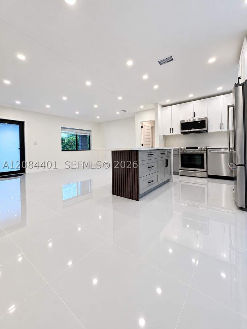 5 bedroom SingleFamilyResidence at 930 NE 163rd St, Carl Byoir, North Miami Beach — photo 5