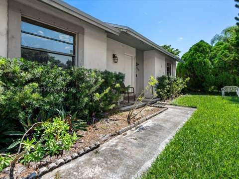 939 S Bluebird Ln, Homestead FL - photo 10 of 44