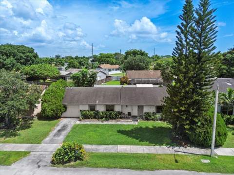 939 S Bluebird Ln, Homestead FL - photo 11 of 44