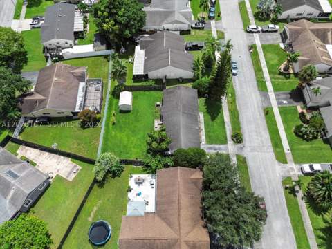 939 S Bluebird Ln, Homestead FL - photo 13 of 44
