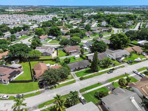 939 S Bluebird Ln, Homestead FL - photo 17 of 44