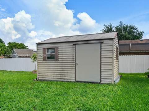 939 S Bluebird Ln, Homestead FL - photo 23 of 44