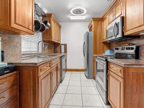 939 S Bluebird Ln, Homestead FL - photo 7 of 44