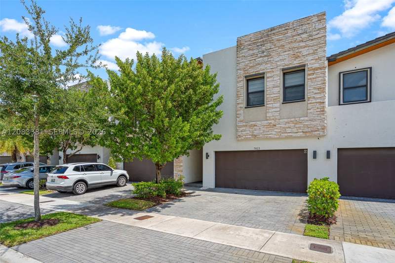4 bedroom Townhouse at 7923 NW 104th Ct, Grand Bay South Townhomes, Doral — photo 2