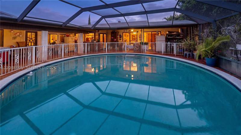 6 bedroom SingleFamilyResidence at 10900 SW 177th Ter, Green Hills Sec 3, Miami — photo 3