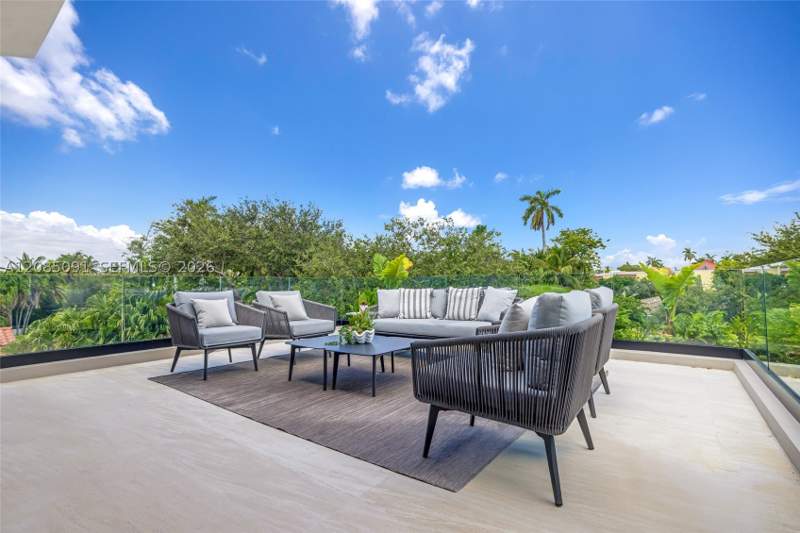 6 bedroom SingleFamilyResidence at 4940 Cherokee Ave, Lake View Heights Sub, Miami Beach — photo 4