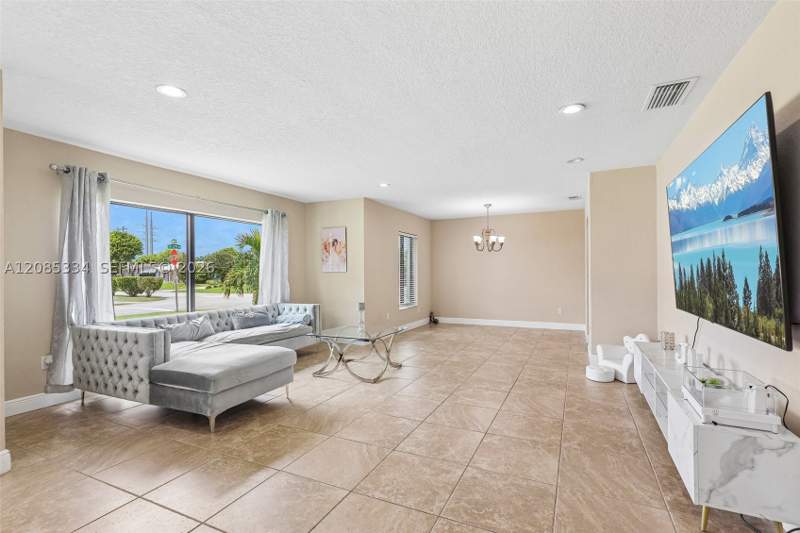3 bedroom SingleFamilyResidence at 10451 SW 125th Ave, Devon-Aire Estates Sec 3, Miami — photo 4