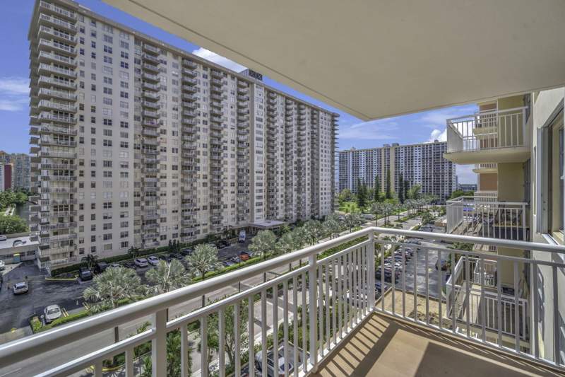 1 bedroom Condominium at 251 174th Street 714, Winston Towers 200, Sunny Isles Beach — photo 3