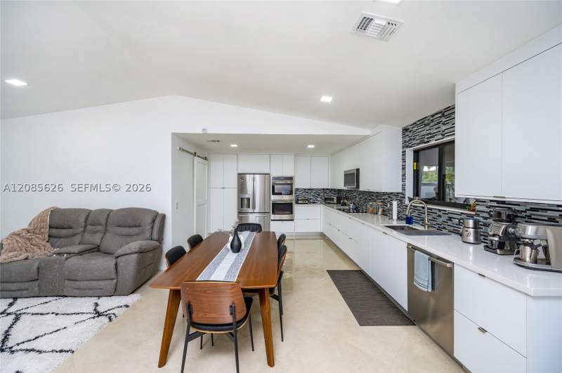 4 bedroom SingleFamilyResidence at 15245 SW 99th Ct, Peacock Place Sub, Miami — photo 4