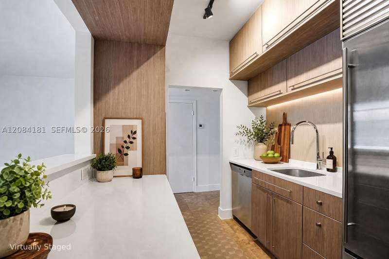 1 bedroom Condominium at 155 Ocean Lane Dr 103, Commodore Club West Condo, Key Biscayne — photo 3