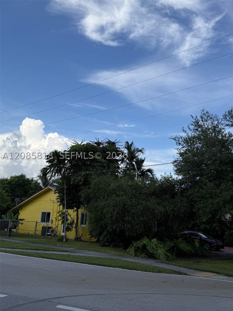 4 bedroom SingleFamilyResidence at 400 Oriole Ave, Cinema Park Country Club, Miami Springs — photo 2