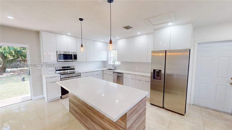 3 bedroom SingleFamilyResidence at 3354 NW 181st St, Bankers Sub #1, Miami Gardens — photo 3