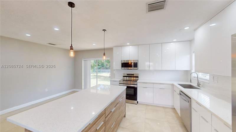3 bedroom SingleFamilyResidence at 3354 NW 181st St, Bankers Sub #1, Miami Gardens — photo 5