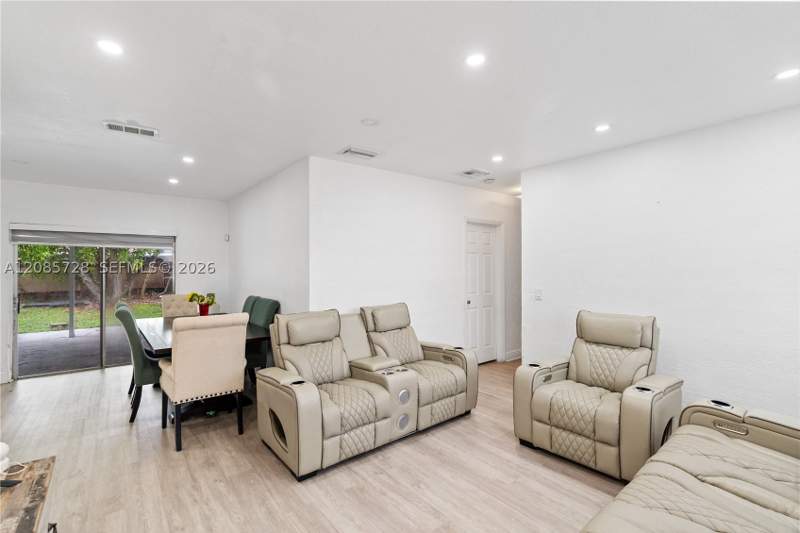 5 bedroom SingleFamilyResidence at 19900 SW 114th Ave, So Miami Heights Addn V, Miami — photo 2