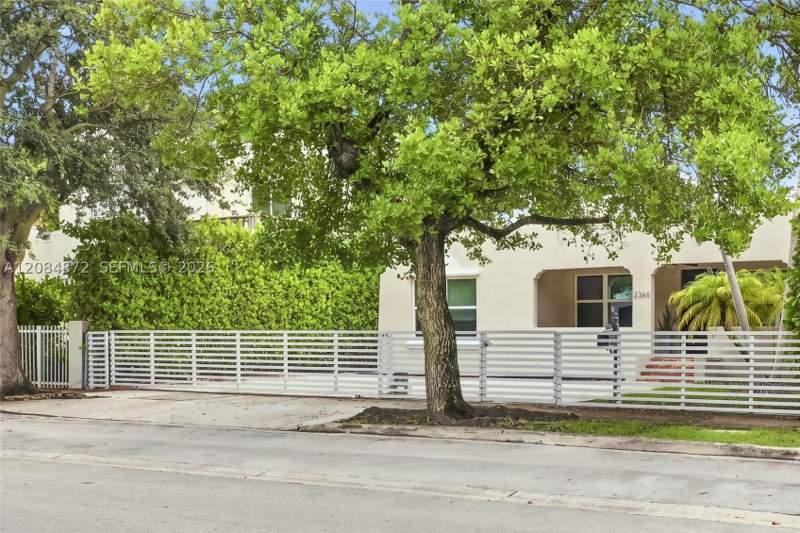 3 bedroom SingleFamilyResidence at 2366 SW 10th st, Bryan Park, Miami — photo 4