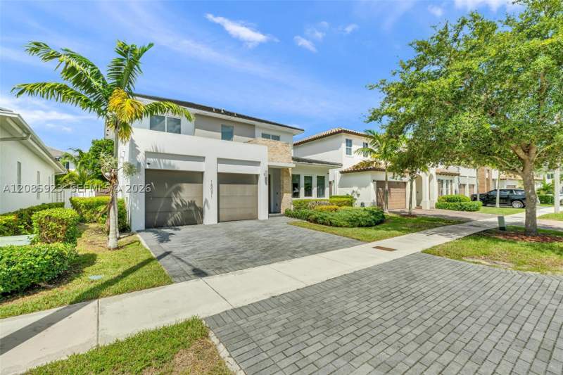 6 bedroom SingleFamilyResidence at 15071 SW 176th St, Venetian Parc, Miami — photo 2