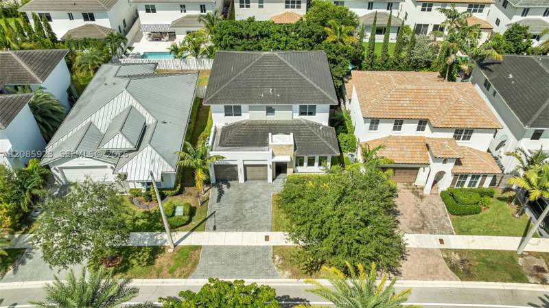 6 bedroom SingleFamilyResidence at 15071 SW 176th St, Venetian Parc, Miami — photo 5
