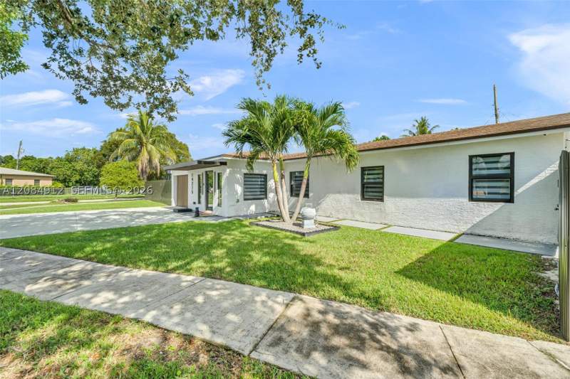 5 bedroom SingleFamilyResidence at 14215 Jackson St, Richmond Heights, Miami — photo 4