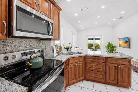 3171 W 78th St, Hialeah FL - photo 8 of 28
