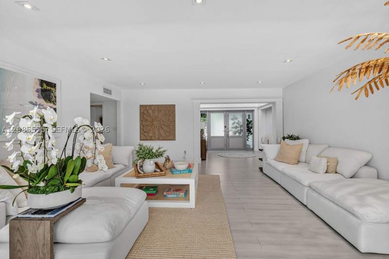5 bedroom SingleFamilyResidence at 755 Curtiswood Dr, Biscayne Key Estates, Key Biscayne — photo 4