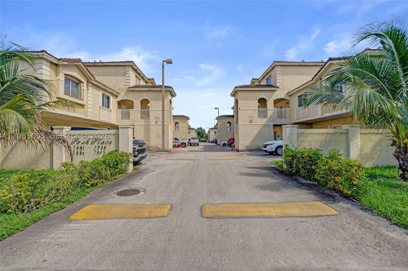 2 bedroom Townhouse at 7985 NW 8th St 104A, Park Place At Midway Cond, Miami — photo 3