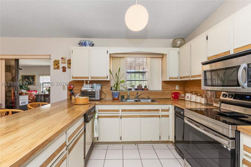 3 bedroom SingleFamilyResidence at 13828 SW 22nd Ter, Coral West Heights, Miami — photo 4