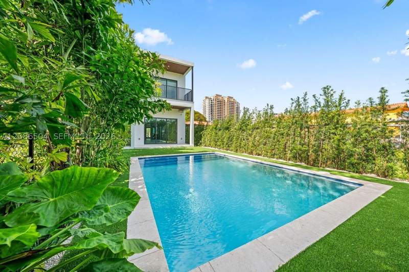 4 bedroom Townhouse at 3322 SW 23 St, Amnd Miami Suburban Acres, Miami — photo 2