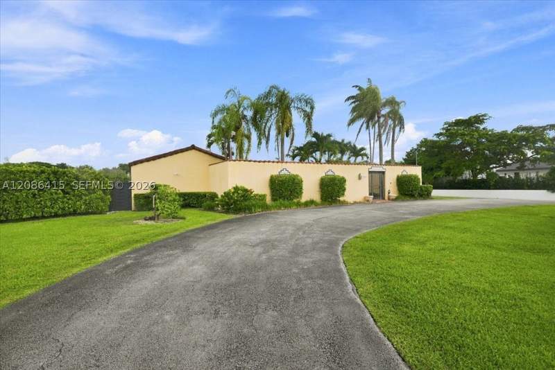 6 bedroom SingleFamilyResidence at 9805 SW 64th St, Subdivision Of, Miami — photo 2
