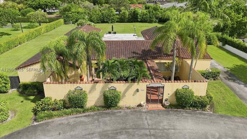 6 bedroom SingleFamilyResidence at 9805 SW 64th St, Subdivision Of, Miami — photo 3