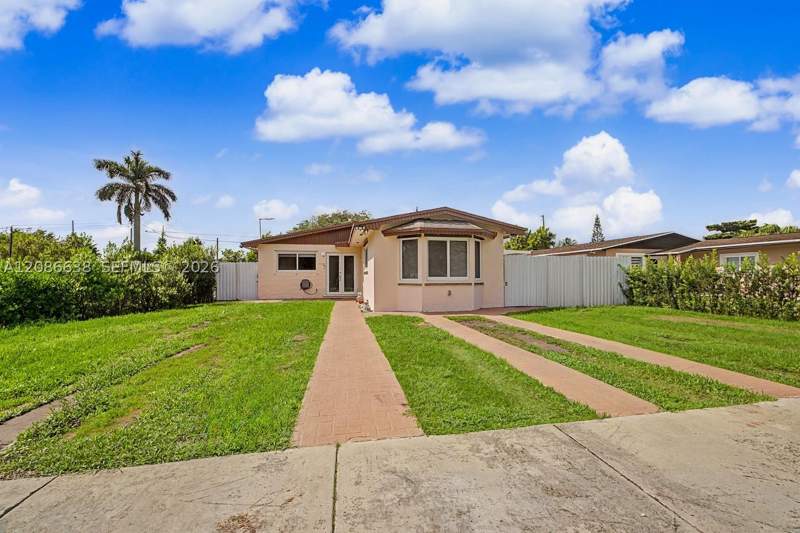 3 bedroom SingleFamilyResidence at 17330 SW 302nd St, Kings Court, Homestead — photo 2