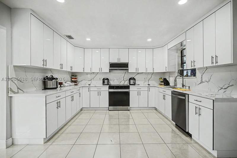 3 bedroom SingleFamilyResidence at 17330 SW 302nd St, Kings Court, Homestead — photo 4
