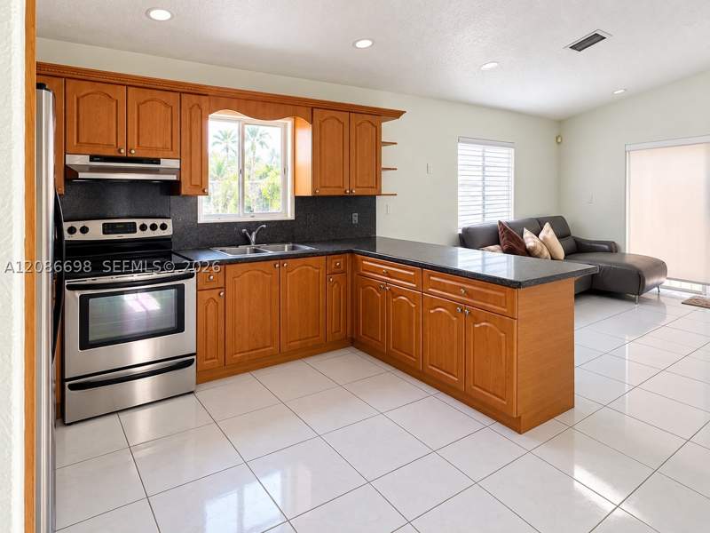 3 bedroom SingleFamilyResidence at 8010 NW 186th Ter, Saminik Sub, Hialeah — photo 2