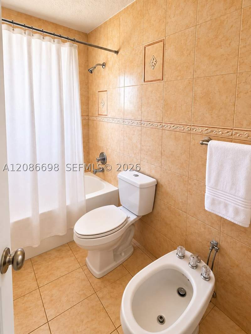 3 bedroom SingleFamilyResidence at 8010 NW 186th Ter, Saminik Sub, Hialeah — photo 4
