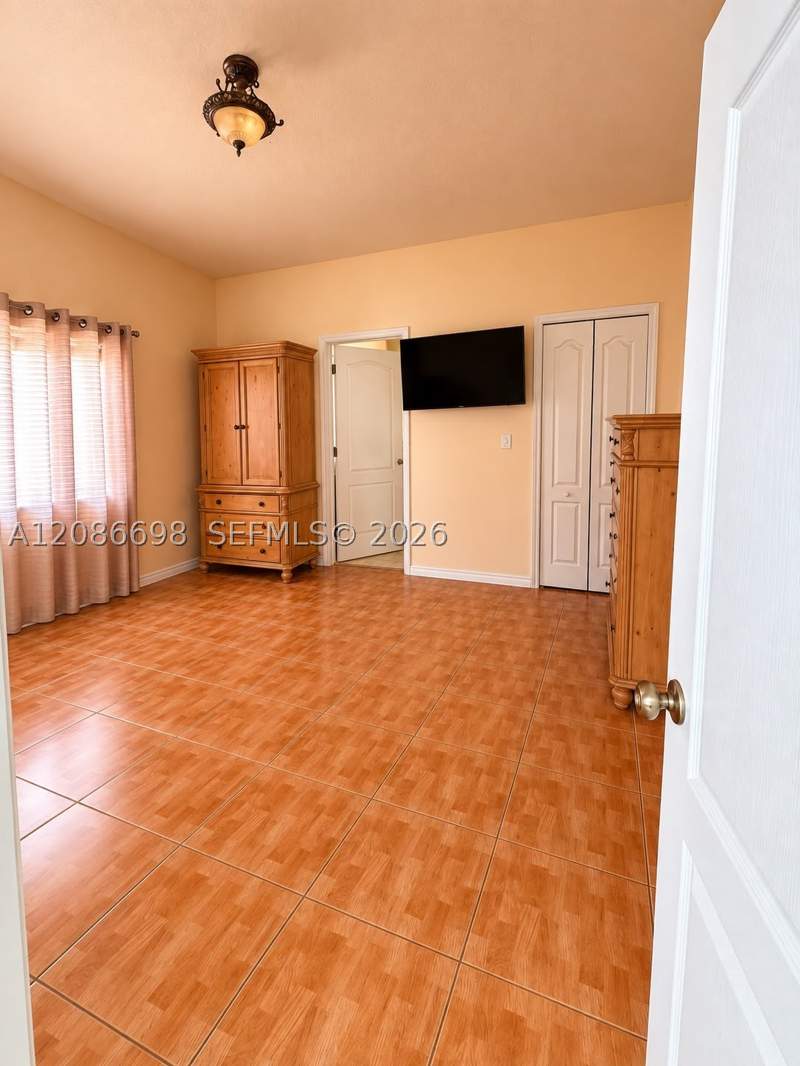 3 bedroom SingleFamilyResidence at 8010 NW 186th Ter, Saminik Sub, Hialeah — photo 5