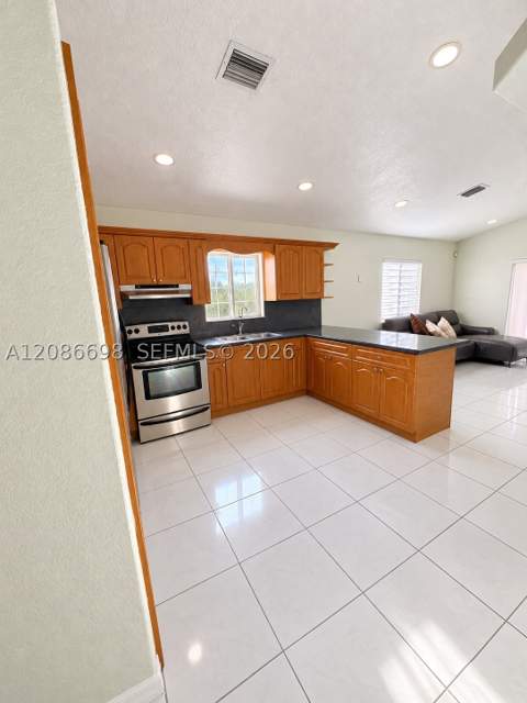 8010 NW 186th Ter, Hialeah FL - photo 6 of 8