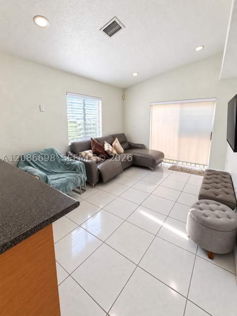 8010 NW 186th Ter, Hialeah FL - photo 7 of 8