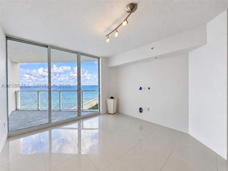 1 bedroom Condominium at 16699 Collins Ave 1610, La Perla Condo, Sunny Isles Beach — photo 2
