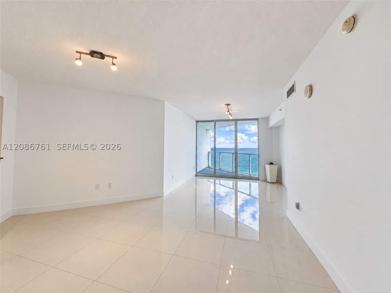1 bedroom Condominium at 16699 Collins Ave 1610, La Perla Condo, Sunny Isles Beach — photo 4