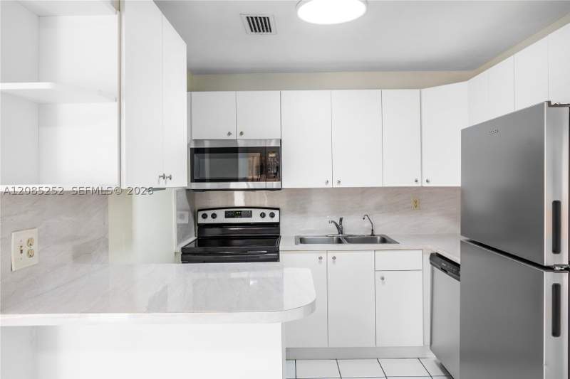 3 bedroom SingleFamilyResidence at 621 SW 93rd Ct, Villas Of Madeira Sec 1,, Miami — photo 5