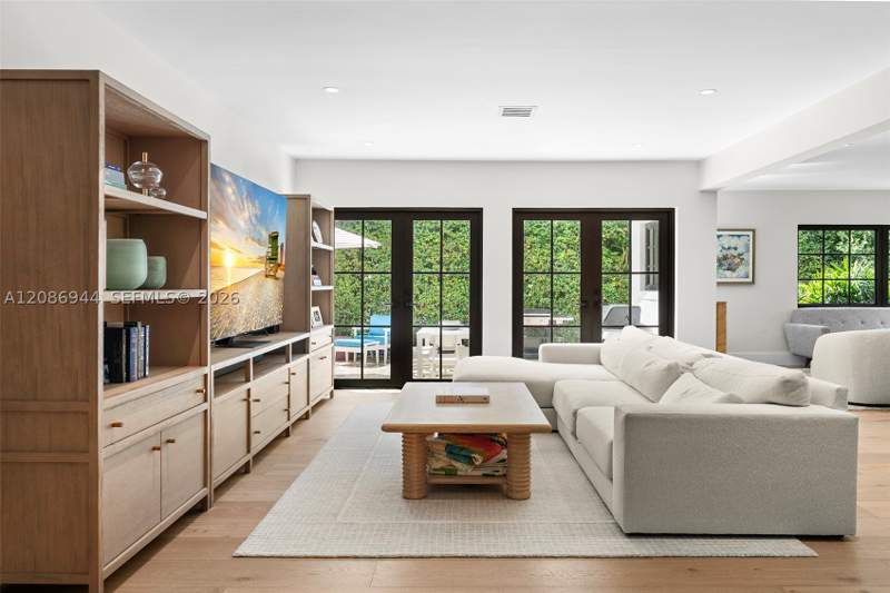 3 bedroom SingleFamilyResidence at 6609 Maynada St, Coral Gables Riviera Sec, Coral Gables — photo 4