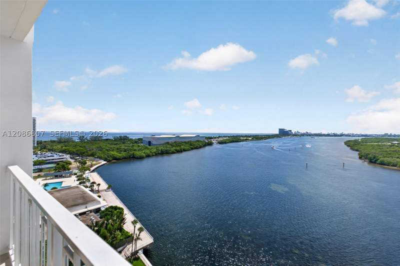 2 bedroom Condominium at 500 Bayview Dr 1420, Arlen House West Condo, Sunny Isles Beach — photo 2