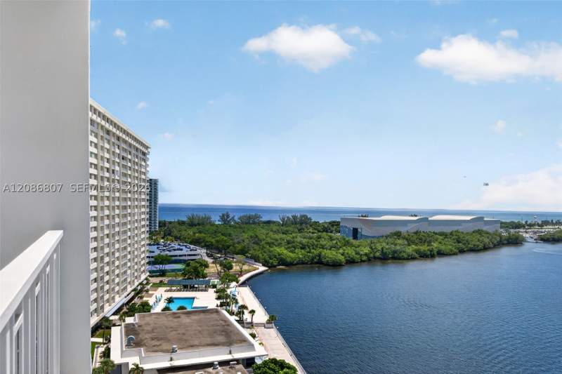 2 bedroom Condominium at 500 Bayview Dr 1420, Arlen House West Condo, Sunny Isles Beach — photo 3